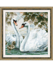 Hvide Svaner – RIOLIS Broderikit (25 x 25 cm)