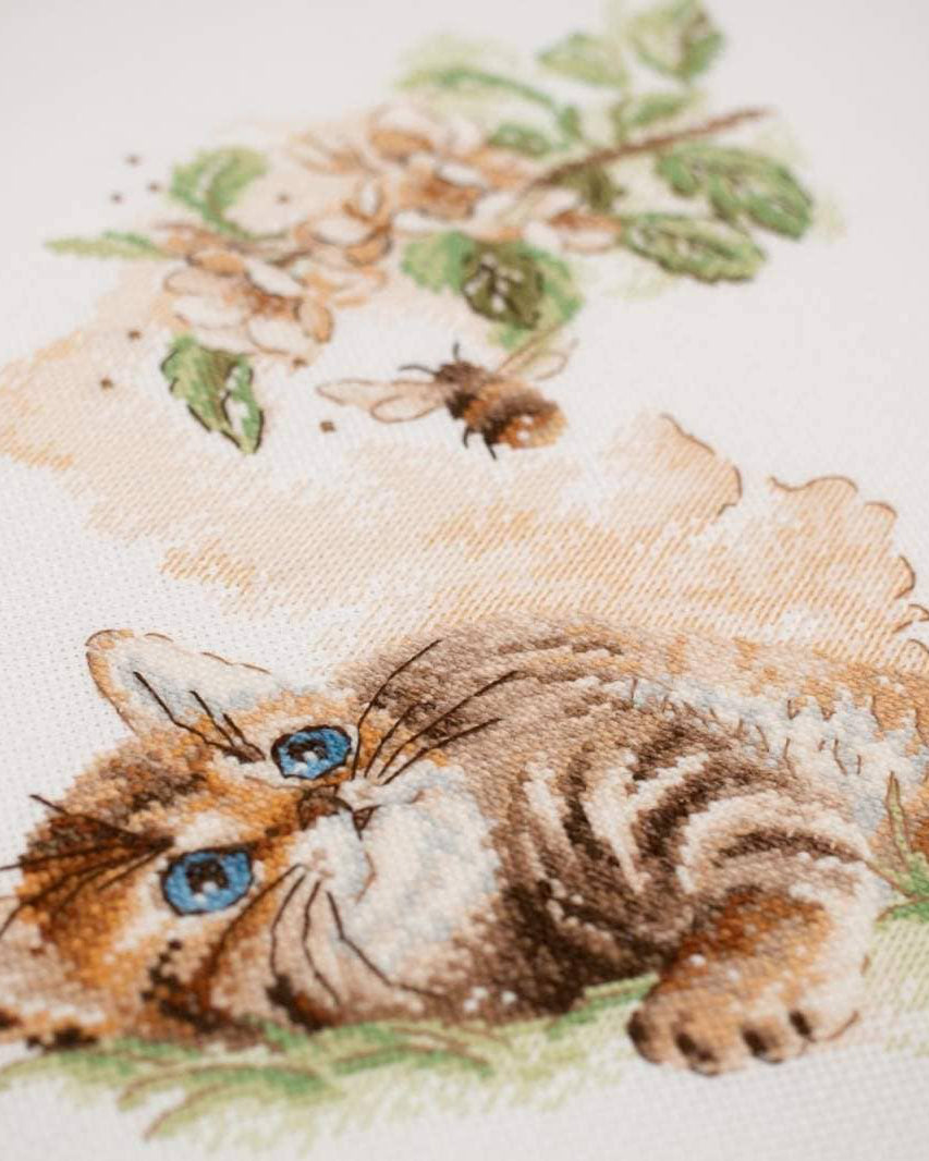 Humlebiens Flugt – RIOLIS Broderikit (21 x 30 cm)