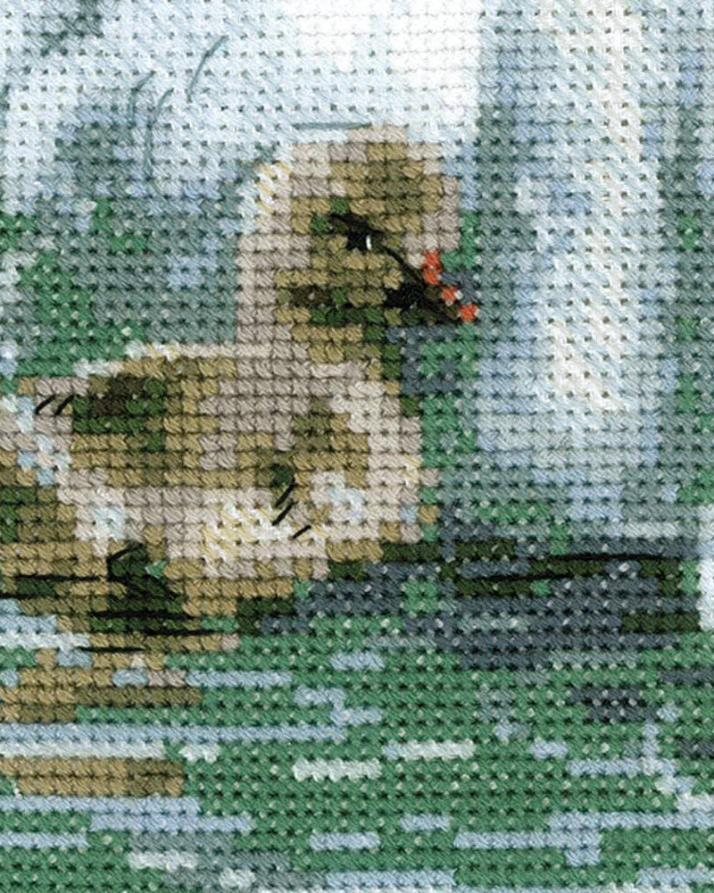 Hvide Svaner – RIOLIS Broderikit (25 x 25 cm)