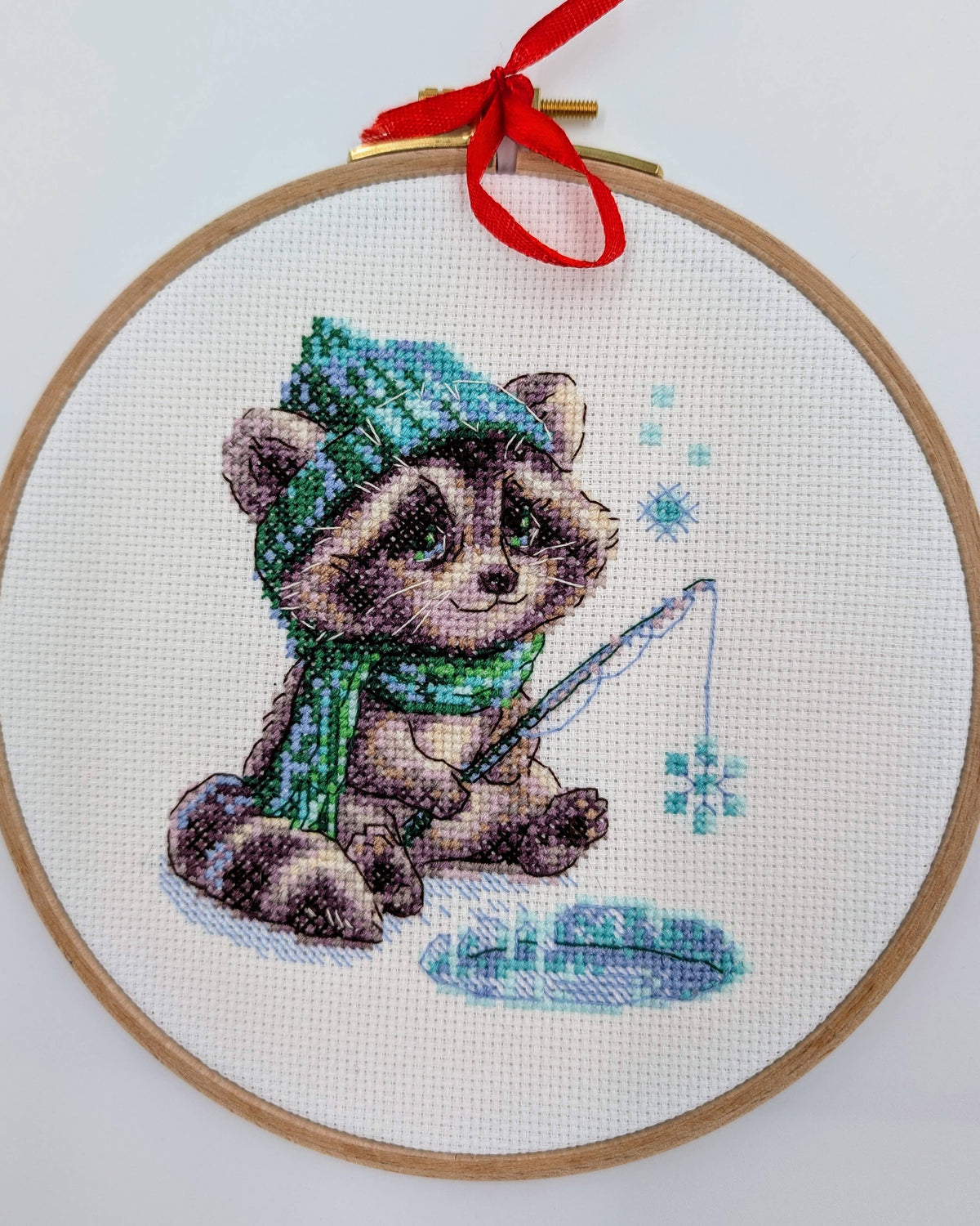 Nysgerrig vaskebjørn – AINE Broderikit (15 x 15 cm)