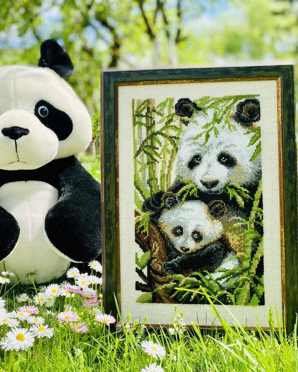 Panda med Unge – RIOLIS Broderikit (22 x 38 cm)