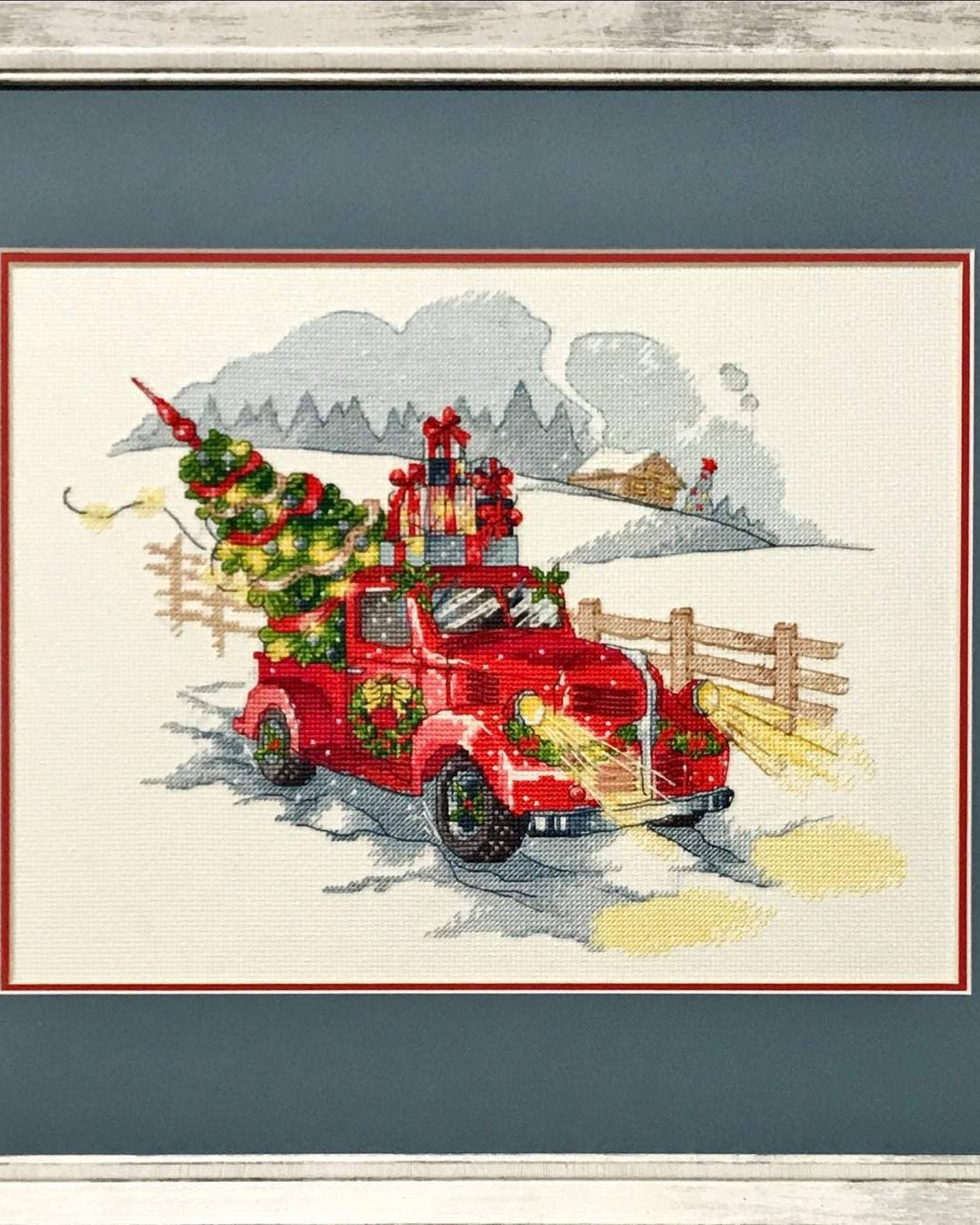 Julebil med Gaver og Træ - RIOLIS Broderikit (33 x 25 cm)