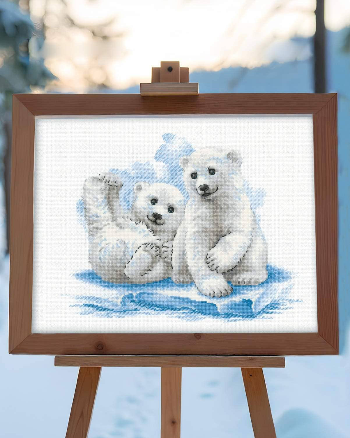Bjørneunger på is – RIOLIS Broderikit (40 x 30 cm)