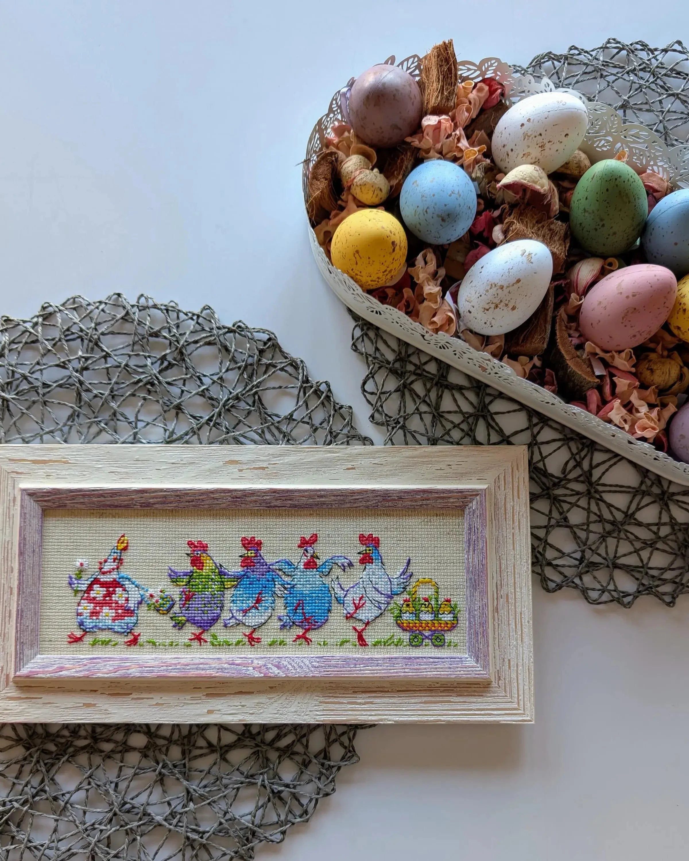 Glade Høns - RIOLIS Broderikit (24 x 8 cm)