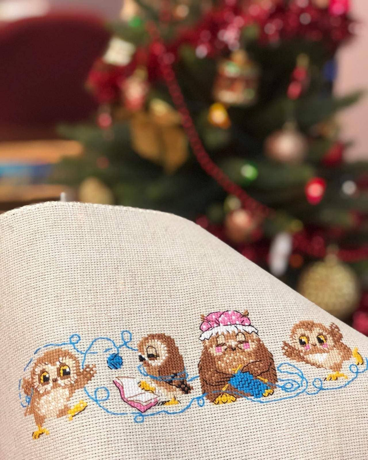 Uglefamilien – RIOLIS Broderikit (24 x 8 cm)
