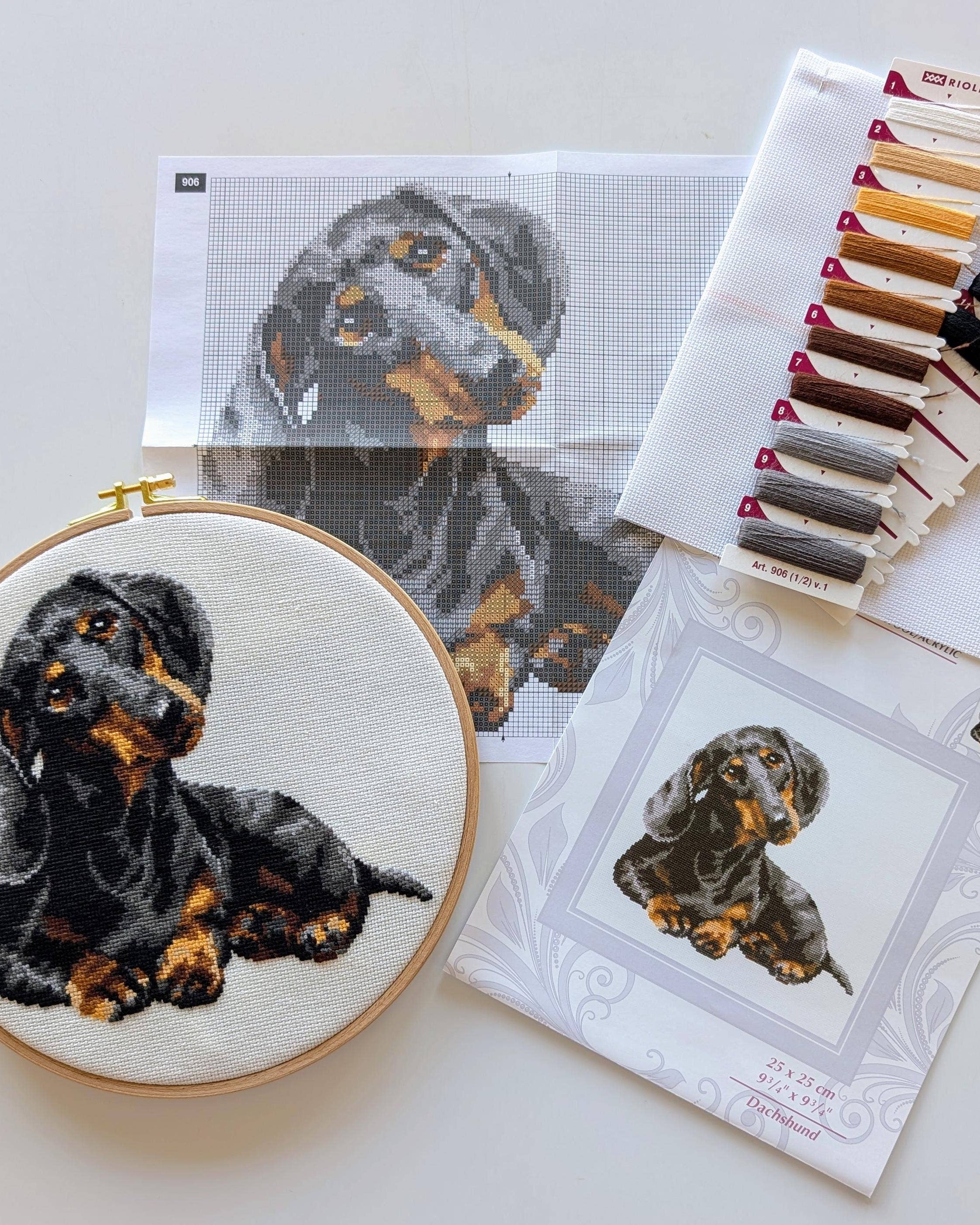 Gravhund – RIOLIS Broderikit (25 x 25 cm)