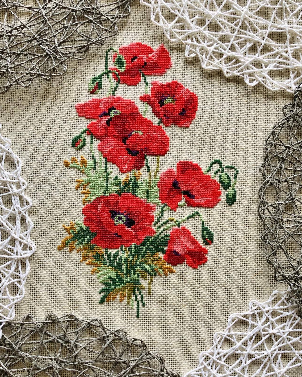 Vilde Valmuer – RIOLIS Broderikit (21 x 30 cm)
