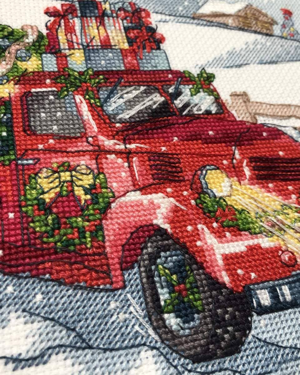 Julebil med Gaver og Træ - RIOLIS Broderikit (33 x 25 cm)
