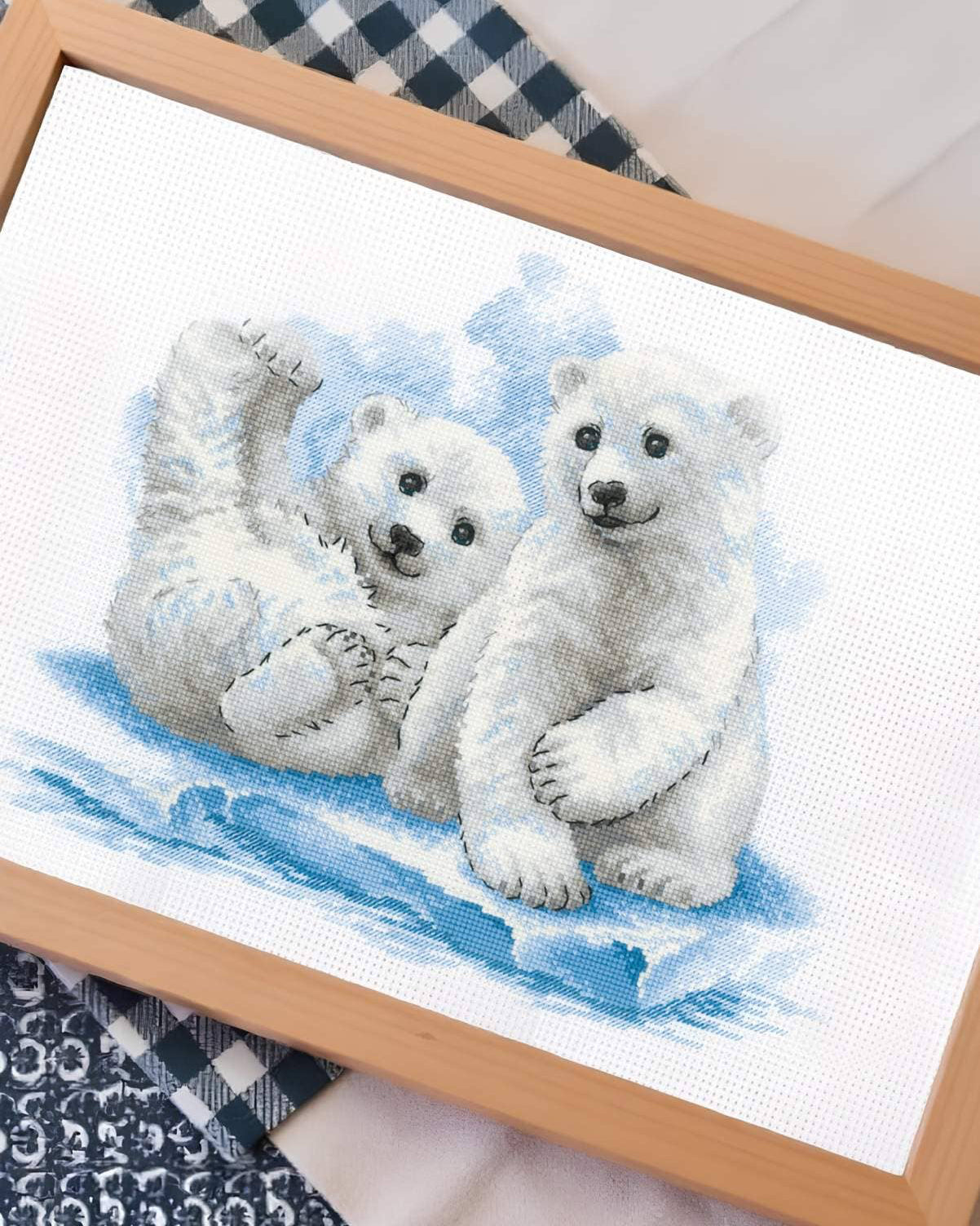 Bjørneunger på is – RIOLIS Broderikit (40 x 30 cm)
