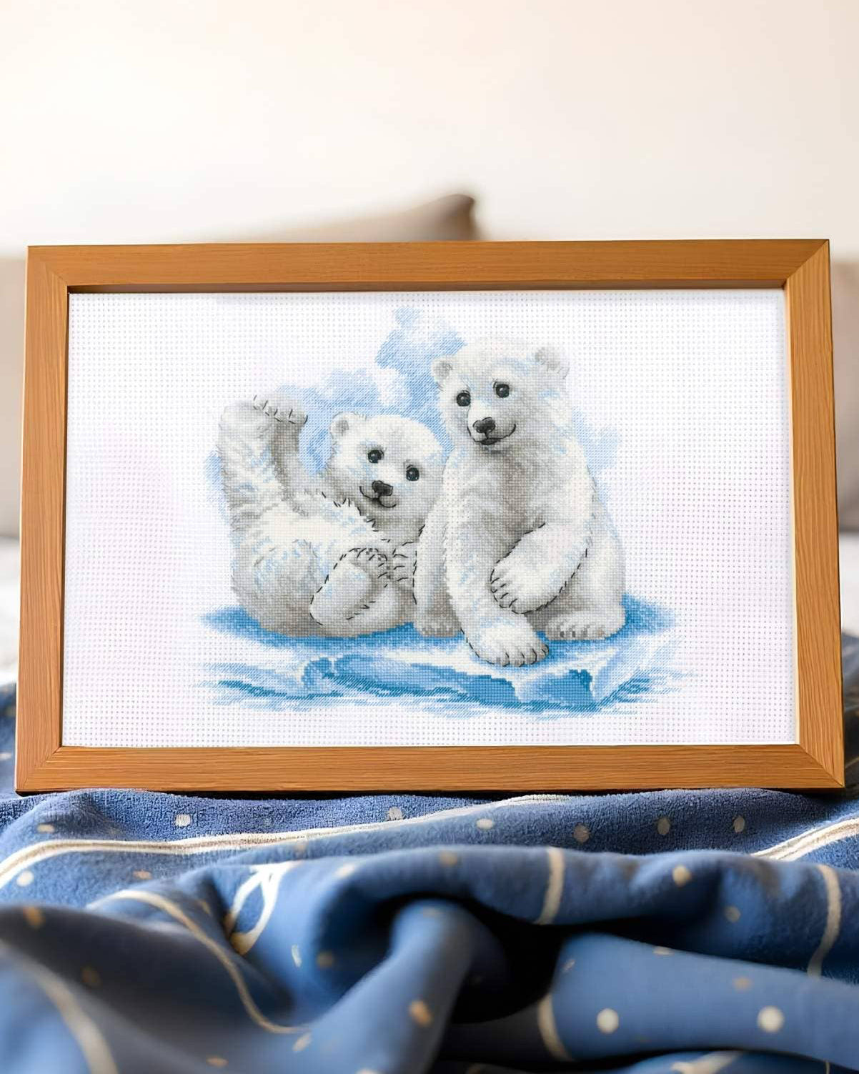 Bjørneunger på is – RIOLIS Broderikit (40 x 30 cm)