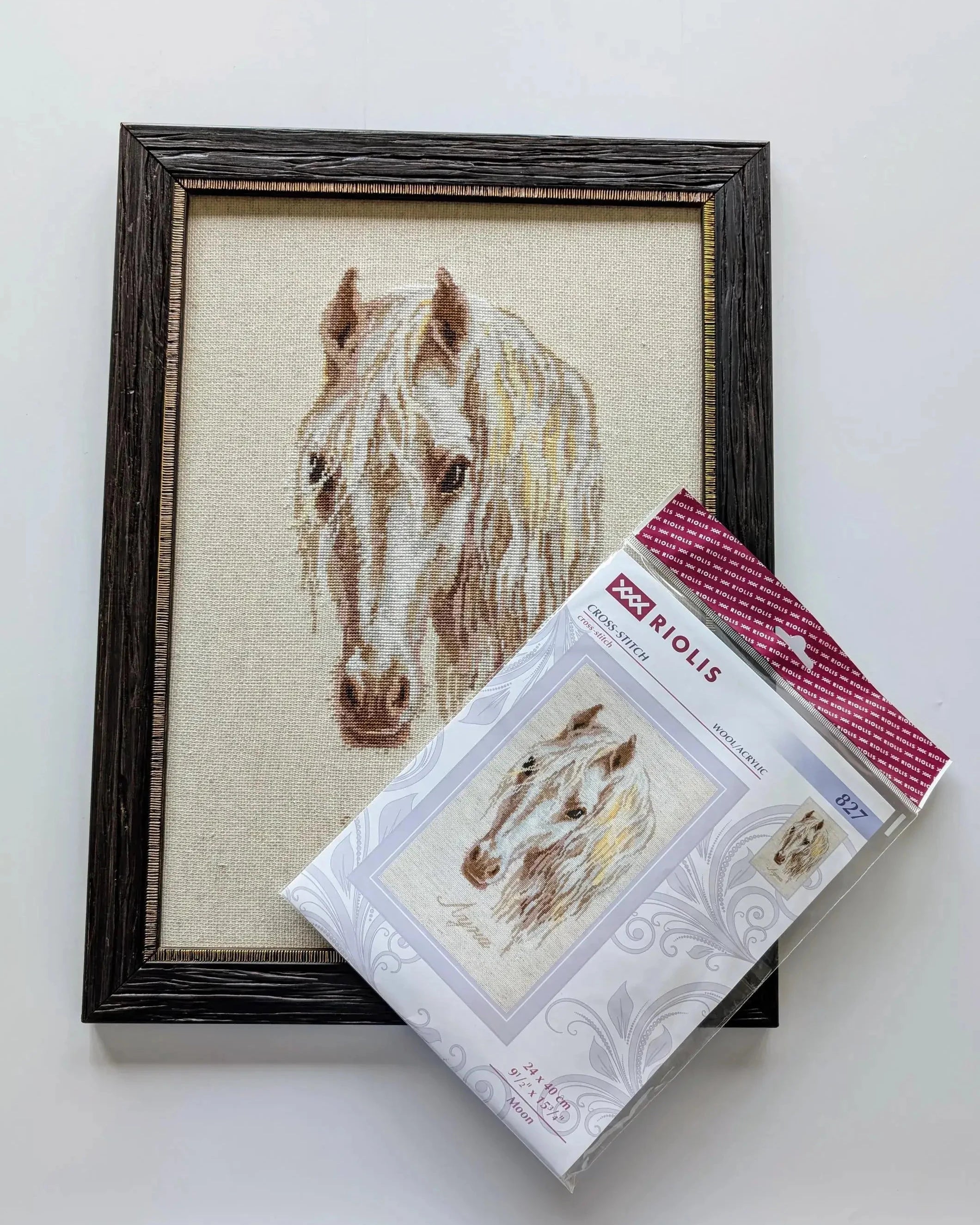 Hvid Hest – RIOLIS Broderikit (24 x 40 cm)