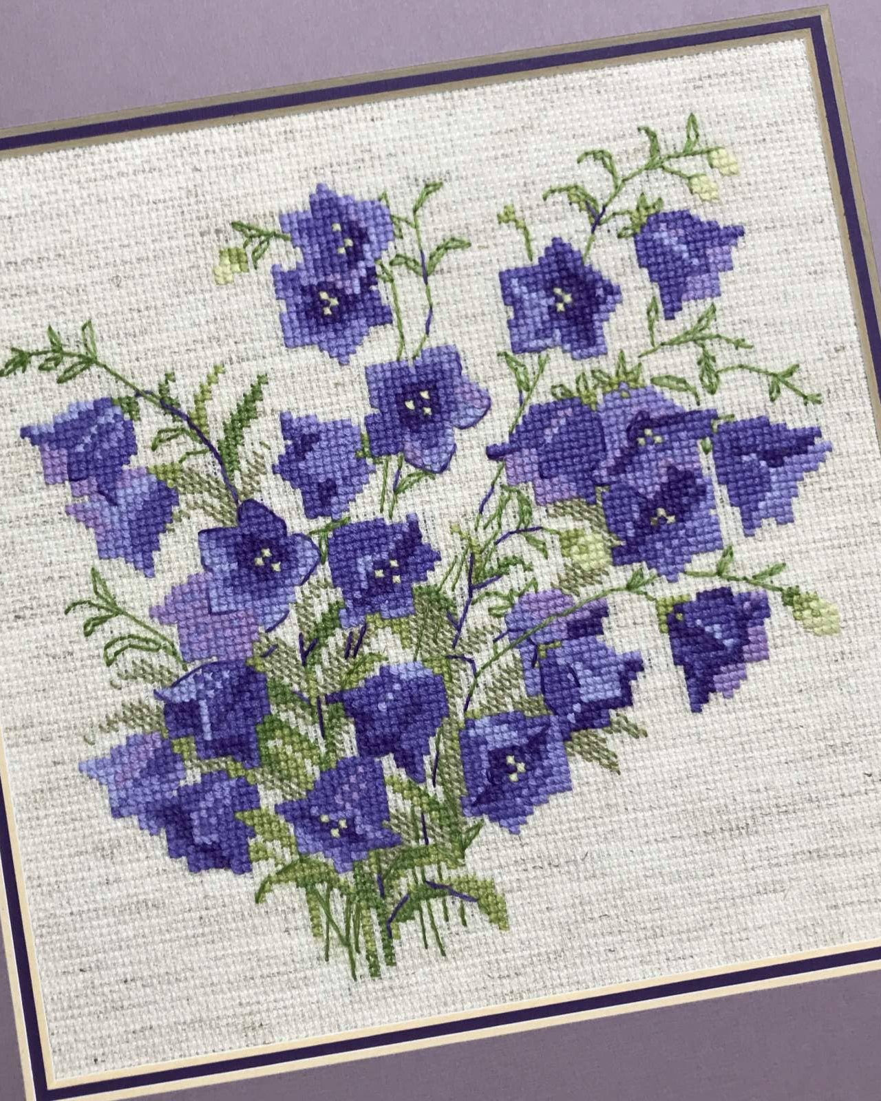 Klokkeblomst - RIOLIS Broderikit (20 x 20 cm)
