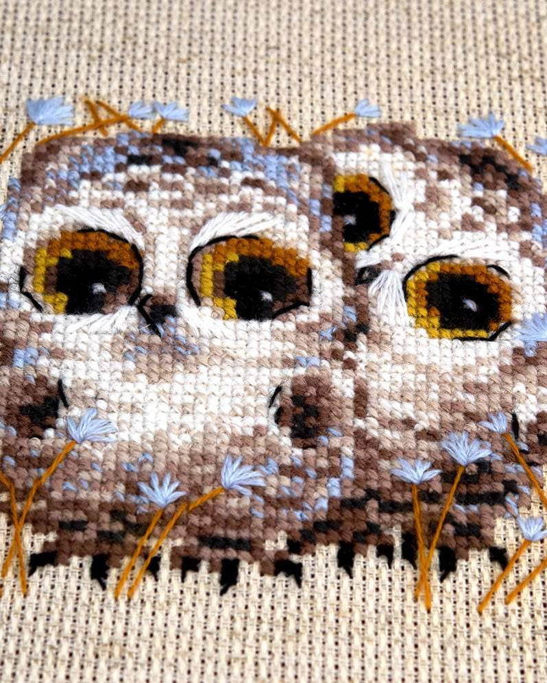 Små ugler – RIOLIS Broderikit (13 x 13 cm)