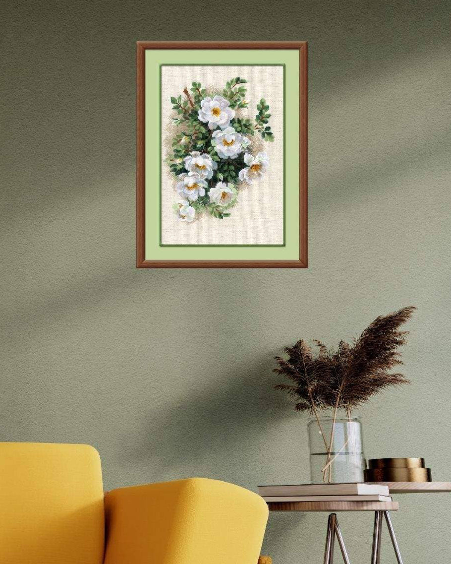 Hvid Hyben – RIOLIS Broderikit (21 x 30 cm)
