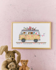 Fødselsbillede Pigebussen – Broderikit (30 x 20 cm)