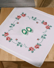Dug med roser – Broderikit (80 x 80 cm)