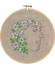 Pige med Blomster i Håret – Broderikit (Ø18 cm)