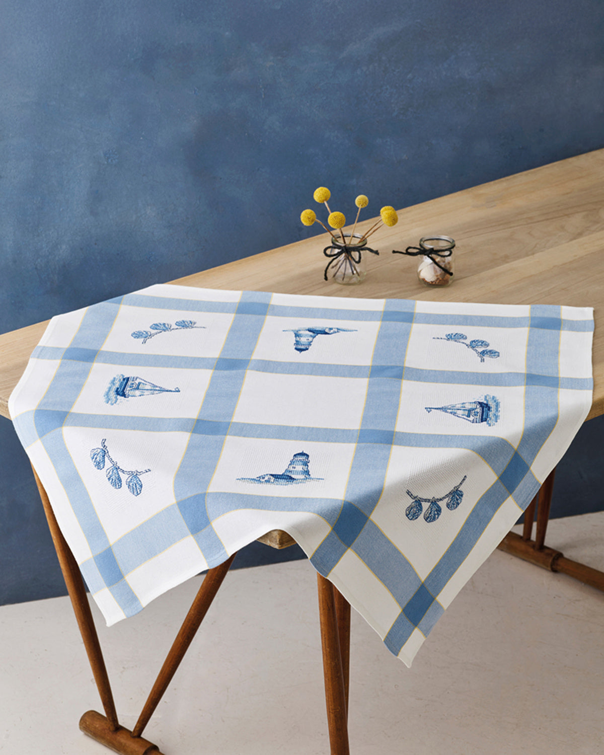 Dug med fyrtårn & skib – Broderikit (85 x 85 cm)