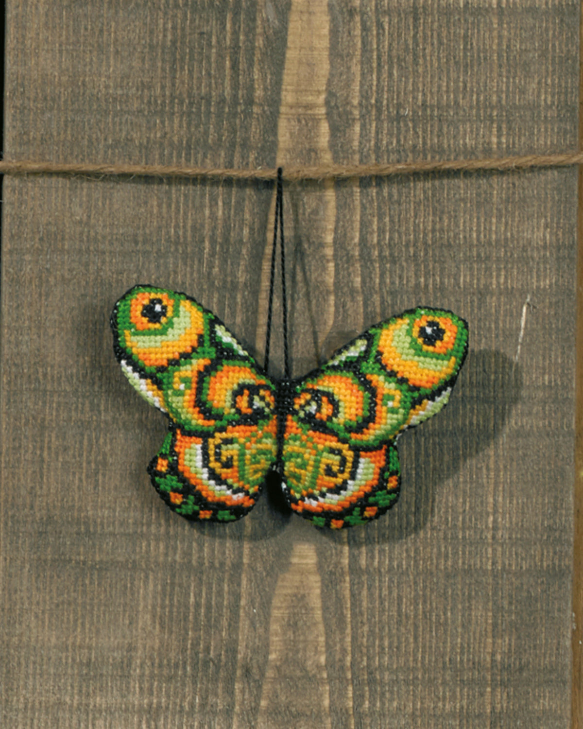 Sommerfugl ophæng grøn/orange – Broderikit (9 x 6 cm)