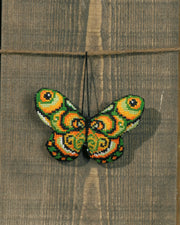 Sommerfugl ophæng grøn/orange – Broderikit (9 x 6 cm)