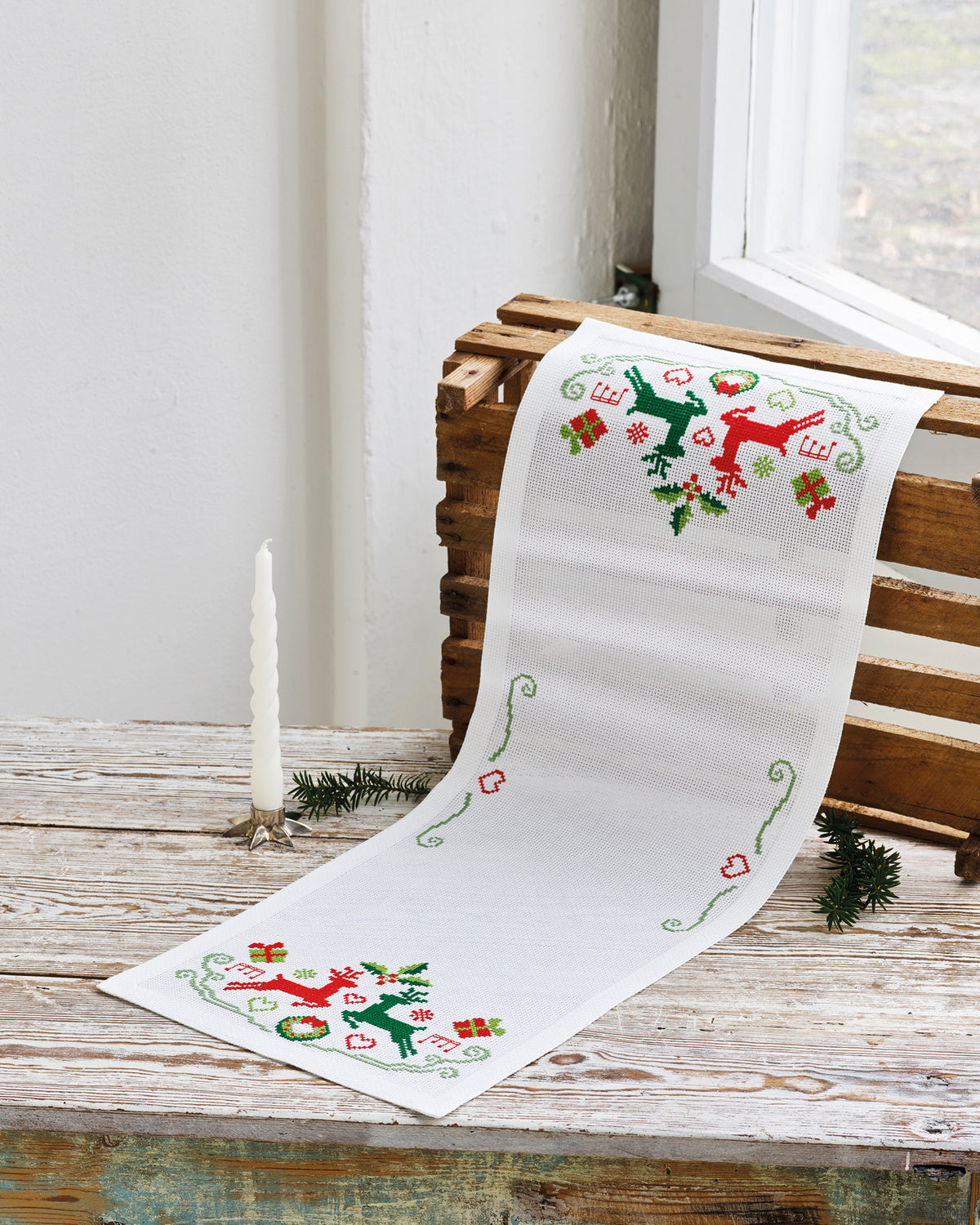 Rensdyr bordløber - Broderikit (28 x 76 cm)