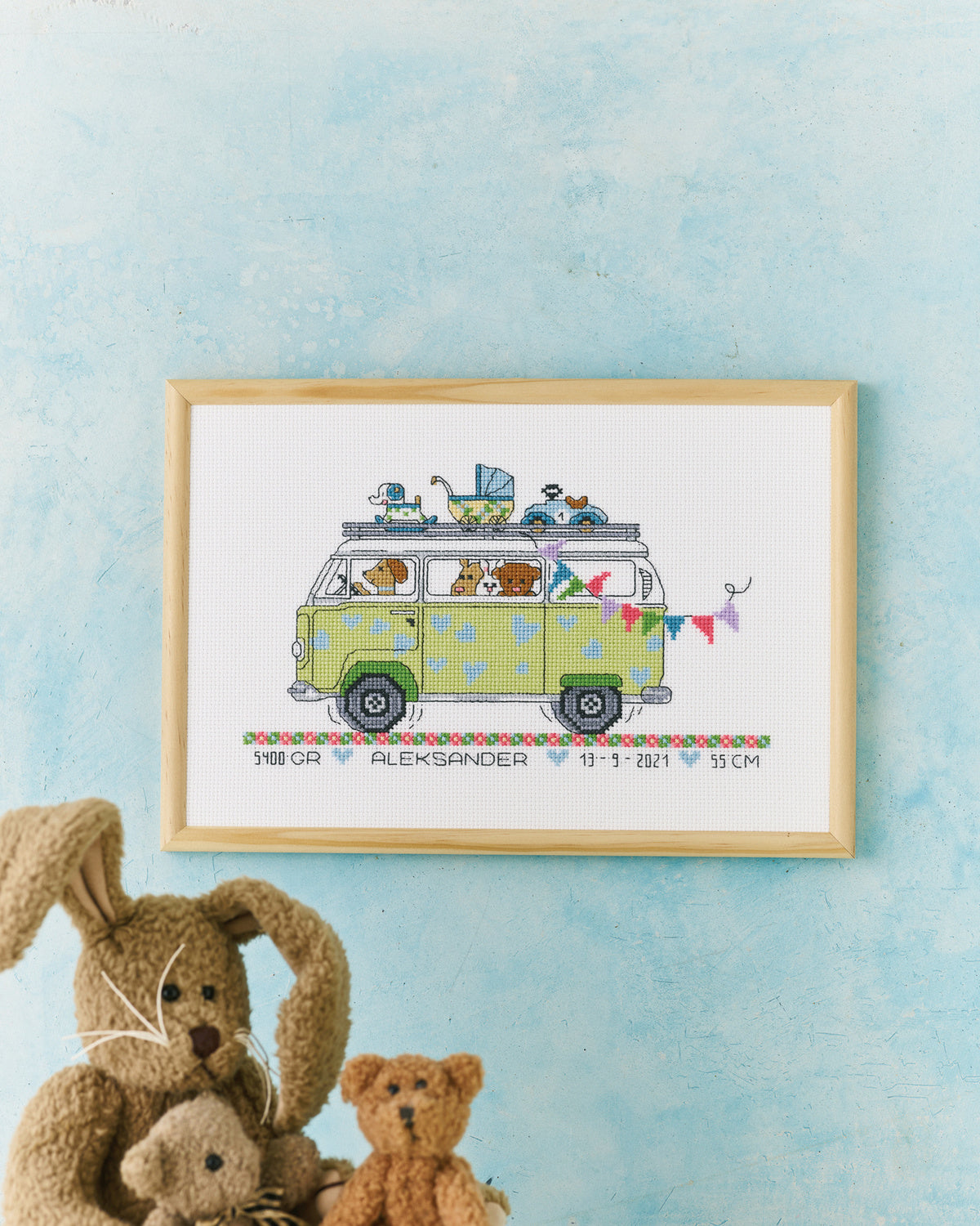 Fødselsbillede Drengebussen – Broderikit (30 x 20 cm)