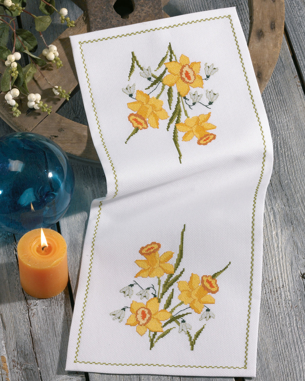 Påskeliljer bordløber – Broderikit (26x64 cm)