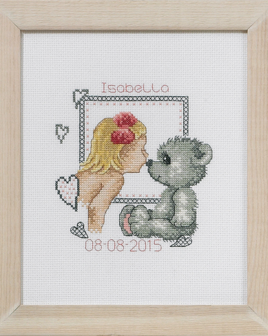 Fødselsbillede Bamsekys pige – Broderikit (19 x 23 cm)