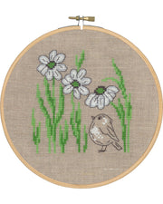 Fugl ved blomster – Broderikit (Ø18 cm)