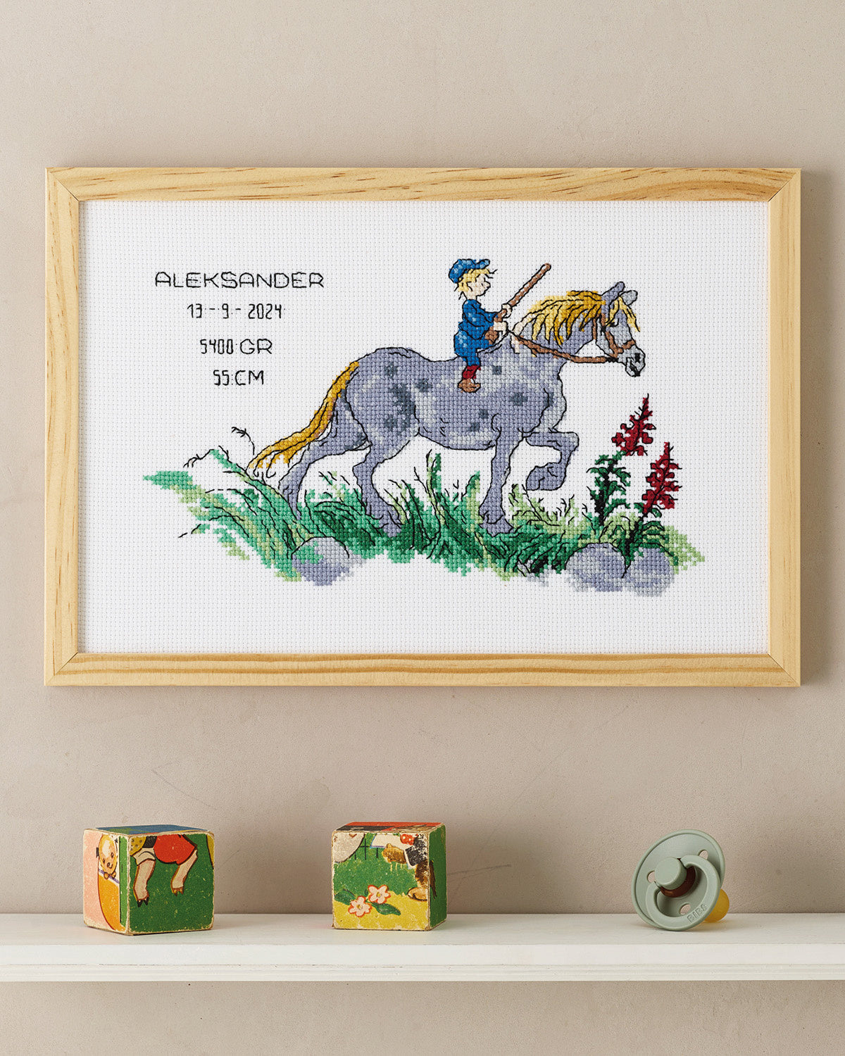 Fødselsbillede med Emil & hest – Broderikit (30 x 20 cm)