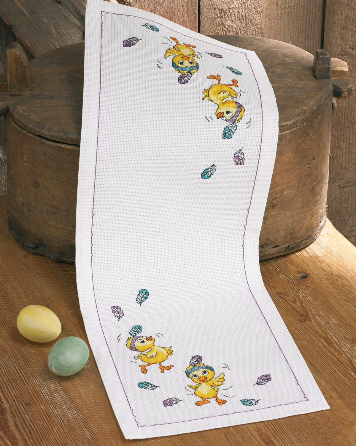 Dansende kyllinger bordløber – Broderikit (24x67 cm)