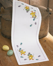 Dansende kyllinger bordløber – Broderikit (24x67 cm)