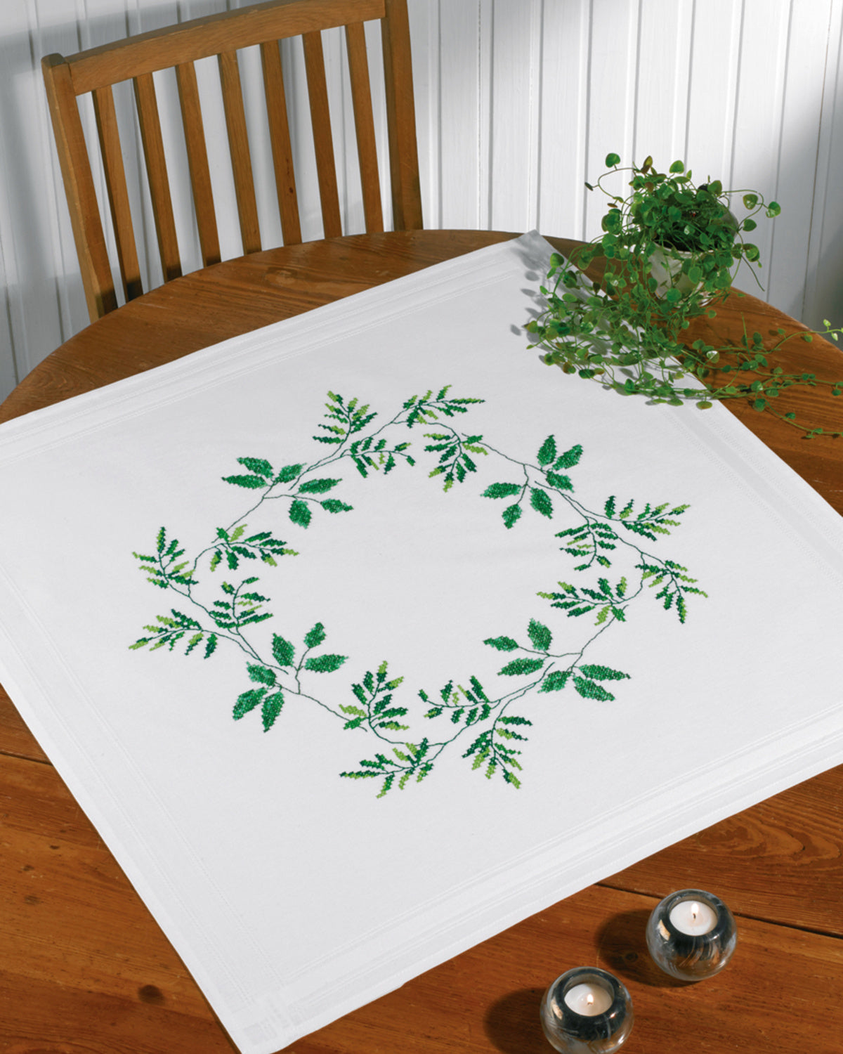 Blade dug – Broderikit (80 x 80 cm)