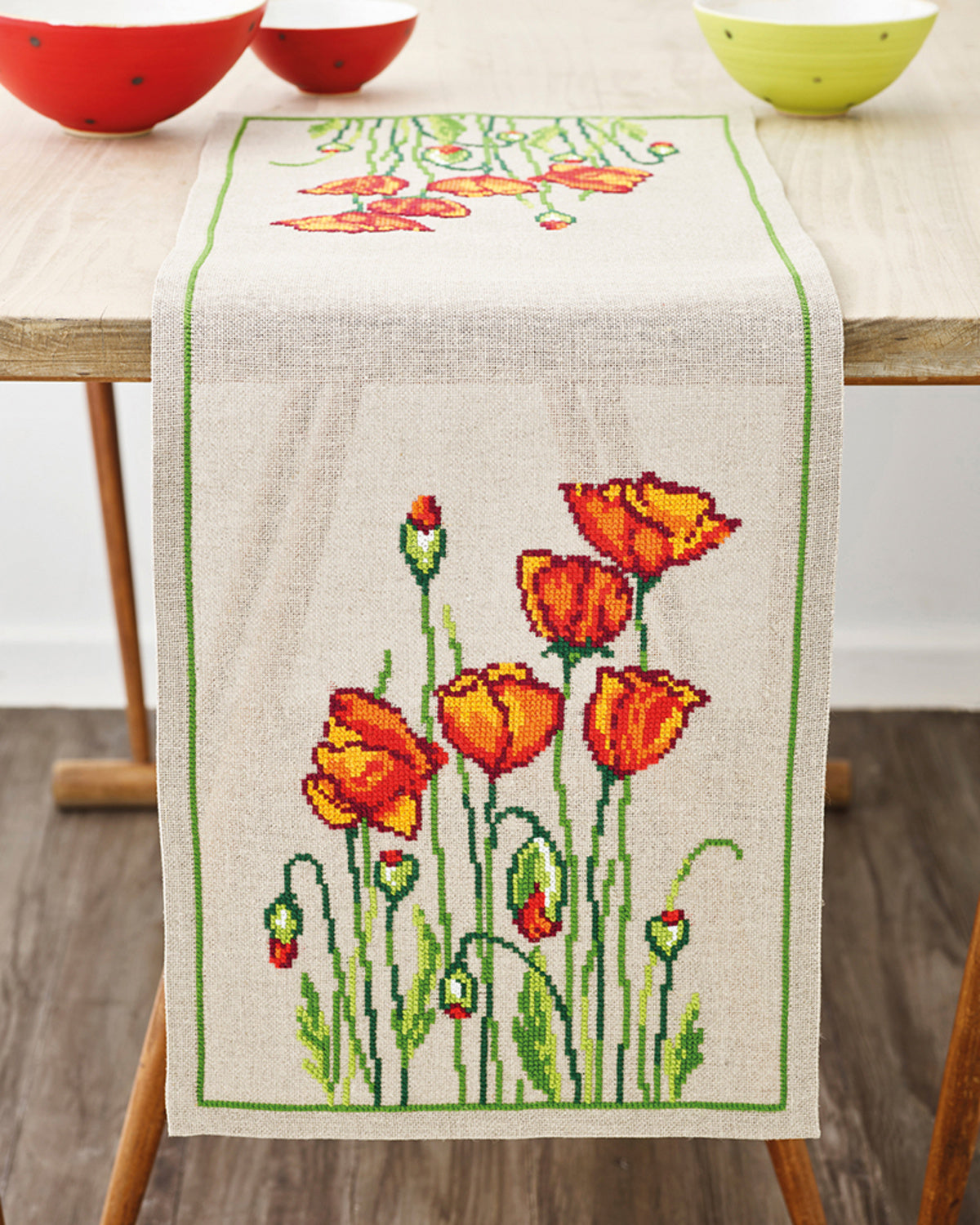 Vilde valmuer bordløber – Broderikit (31x91 cm)