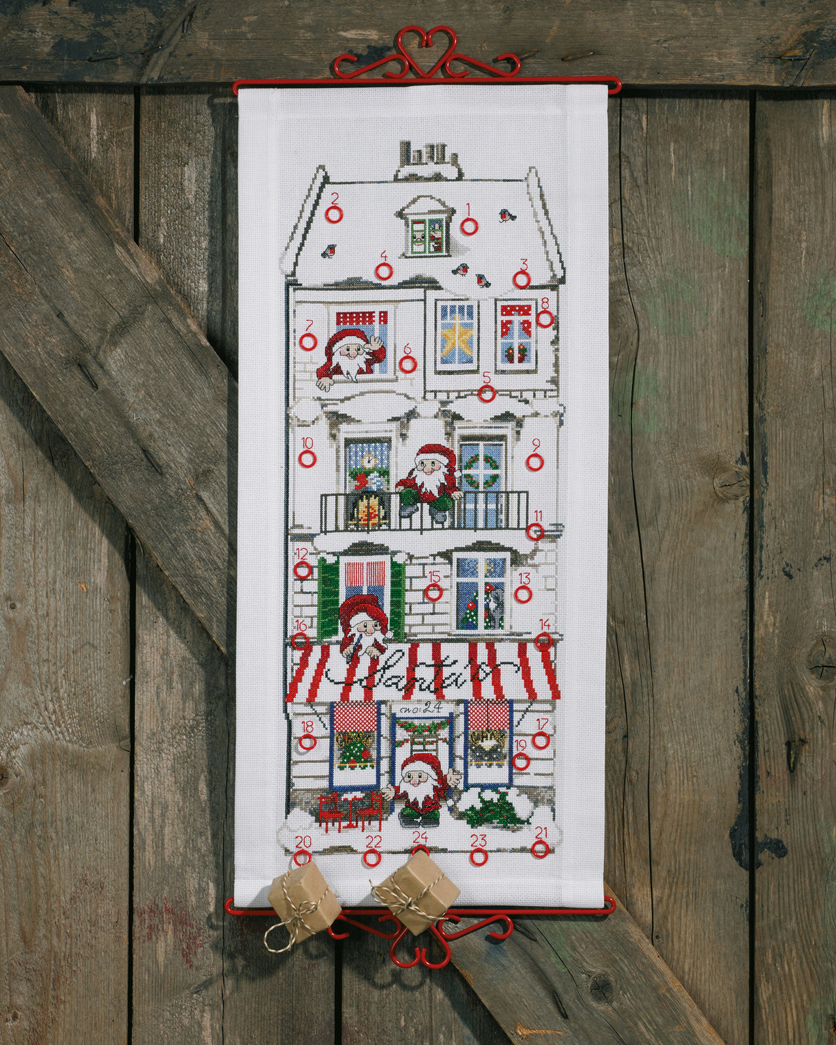 Julekalender Julemandens Hus - Broderikit (32x70 cm)
