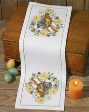 Gris og hare venner bordløber – Broderikit (24x68 cm)