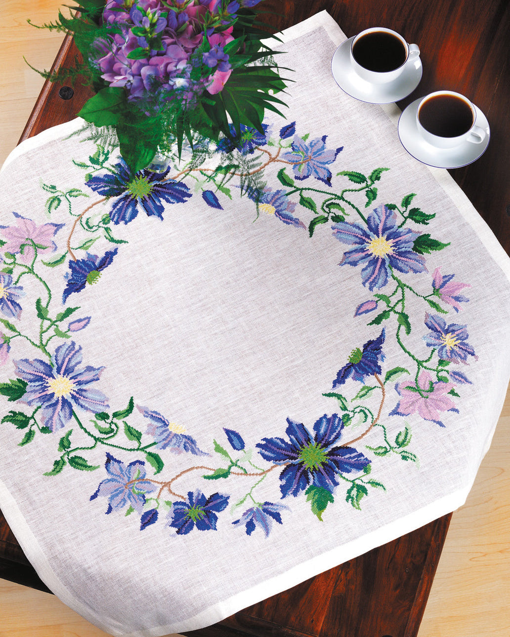 Dug med blå clematis – Broderikit (82 x 82 cm)