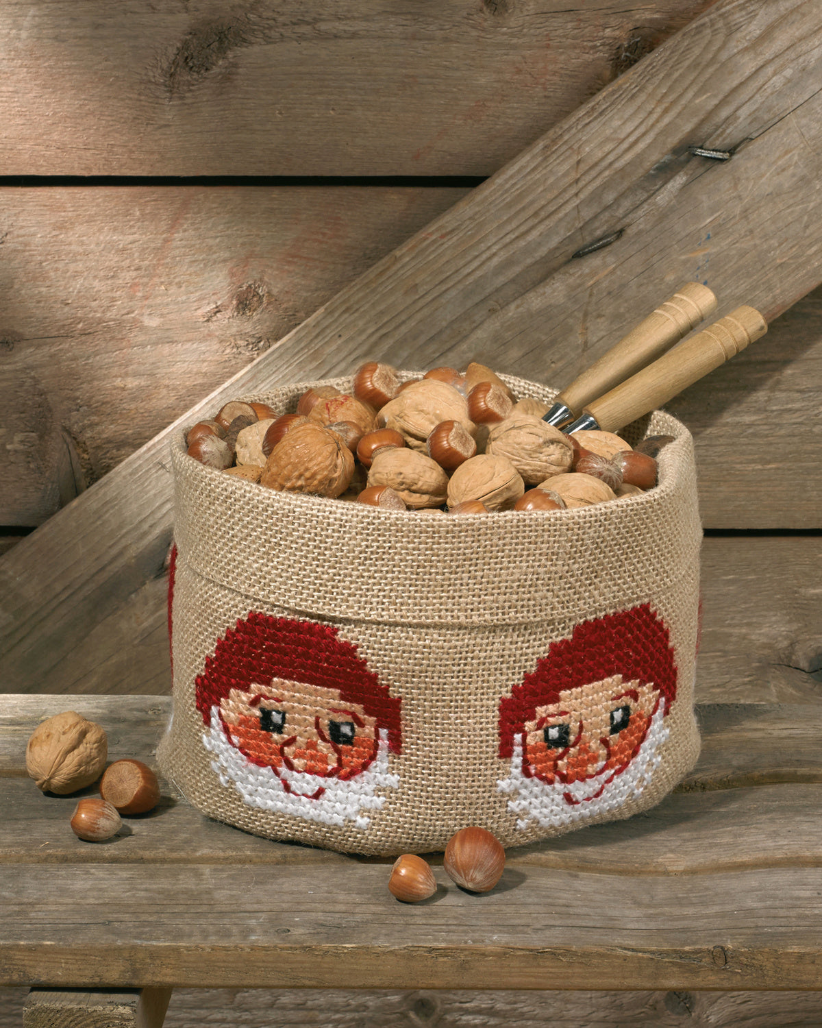Kurv med Nisser – Broderikit (21x15 cm)