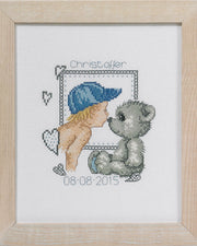 Fødselsbillede Bamsekys dreng – Broderikit (19 x 23 cm)
