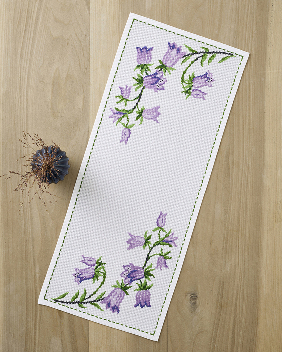 Klokkeblomst Bordløber – Broderikit (27x64 cm)