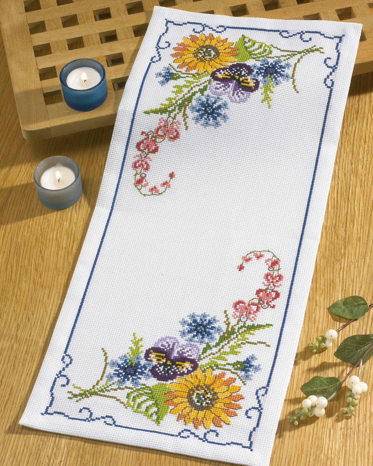 Sommerblomster bordløber – Broderikit (25x56 cm)