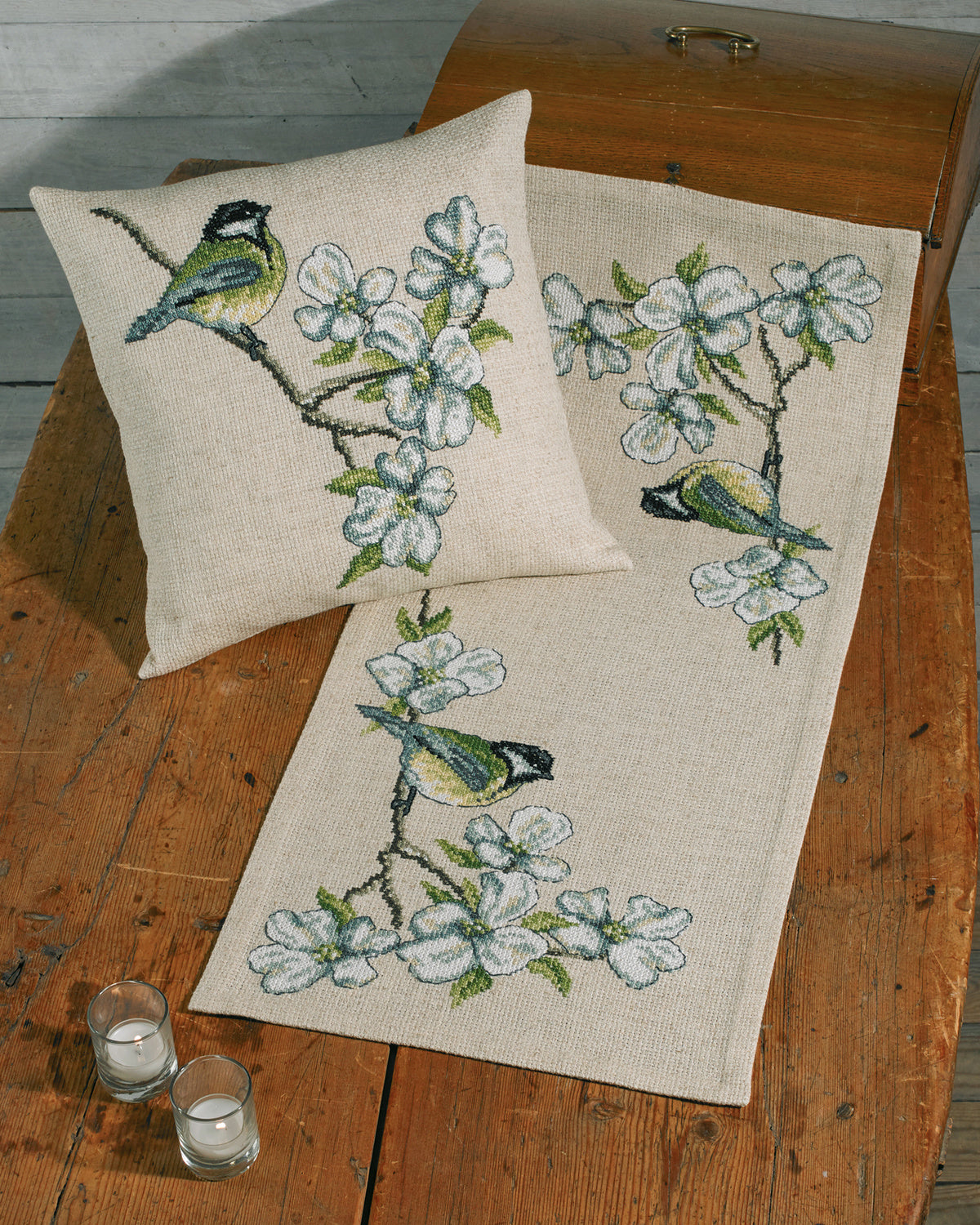 Musvit bordløber – Broderikit (38x85 cm)