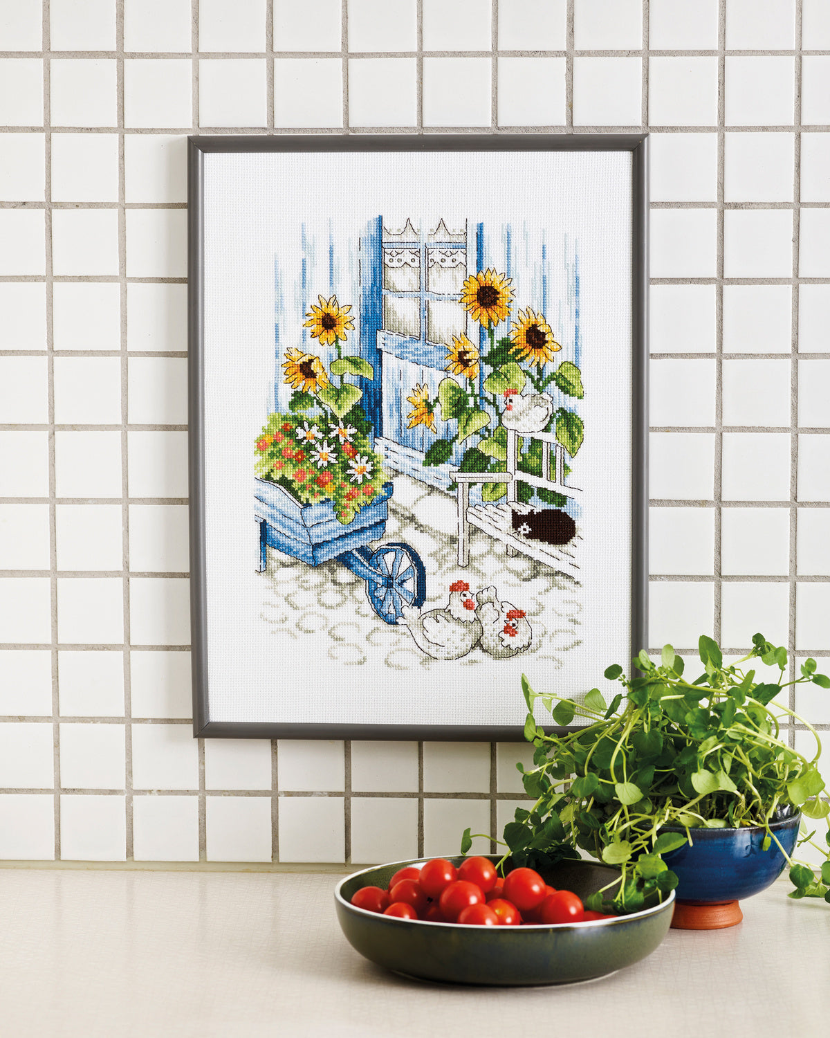 Høns i gården – Broderikit (30 x 40 cm)