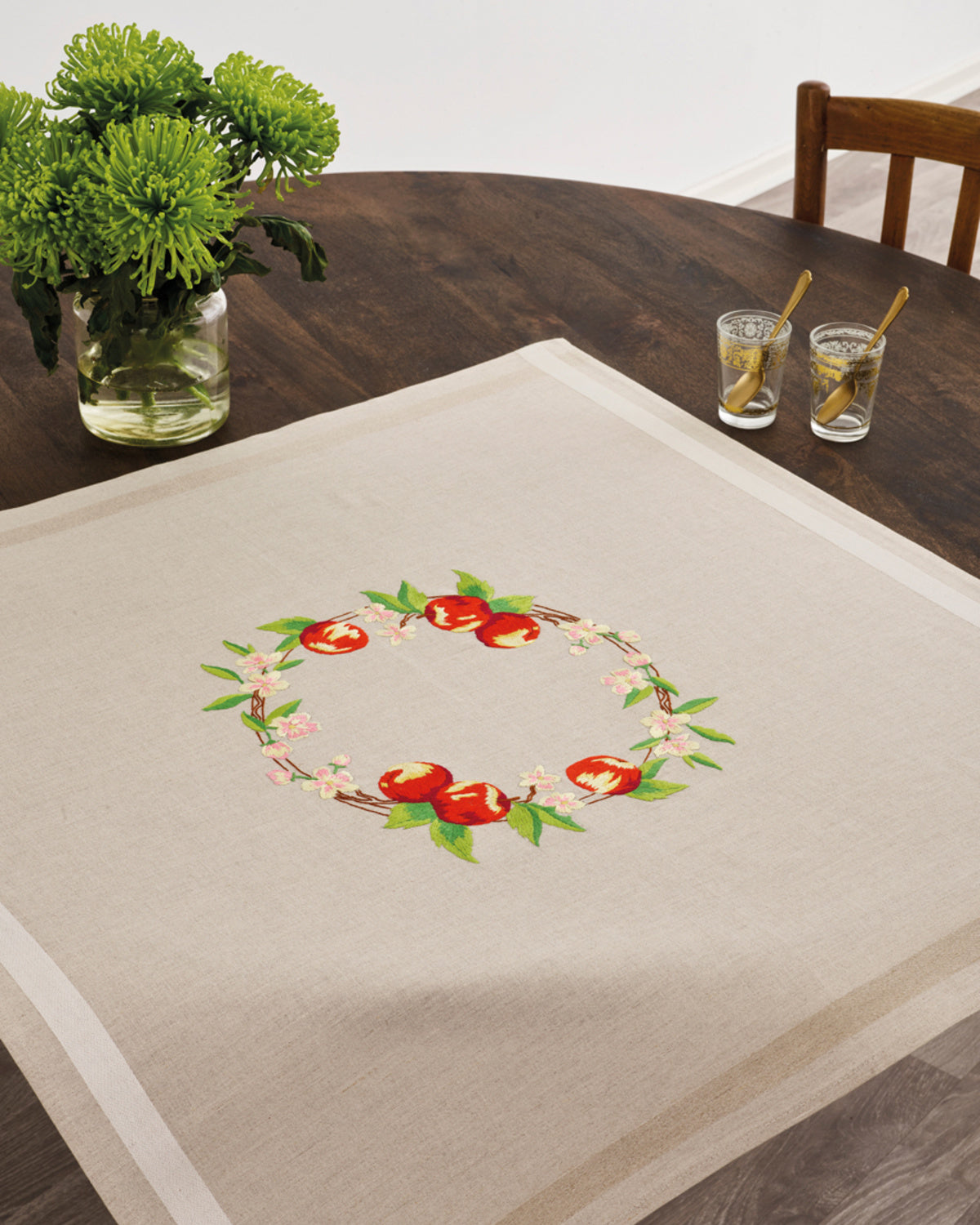 Dug med æbler i krans – Broderikit (80 x 80 cm)