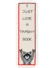Bogmærke "I just love a trashy book" – Broderikit (7x22 cm)
