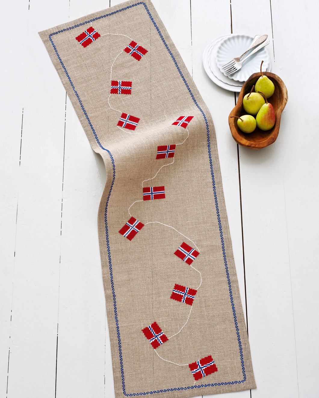 Norsk flag bordløber – Broderikit (33x116 cm)