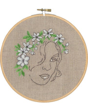 Pige med Blomster i Håret – Broderikit (Ø18 cm)