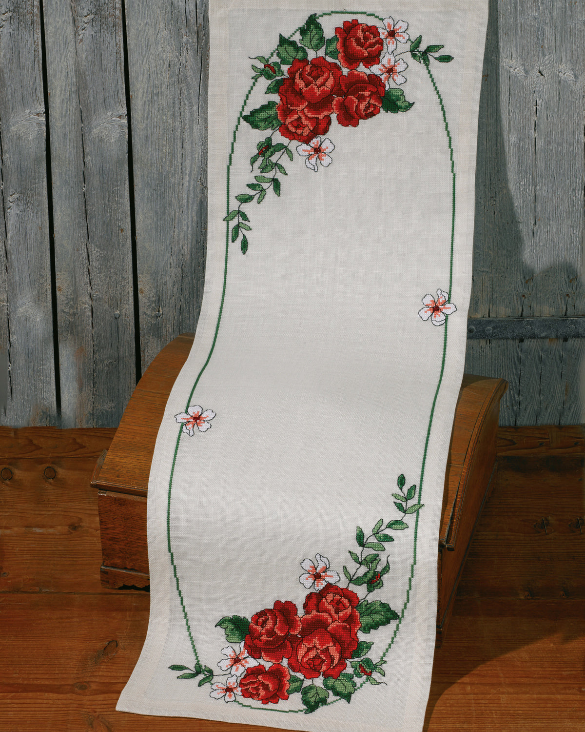 Røde roser bordløber – Broderikit (35x111 cm)