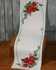 Røde roser bordløber – Broderikit (35x111 cm)