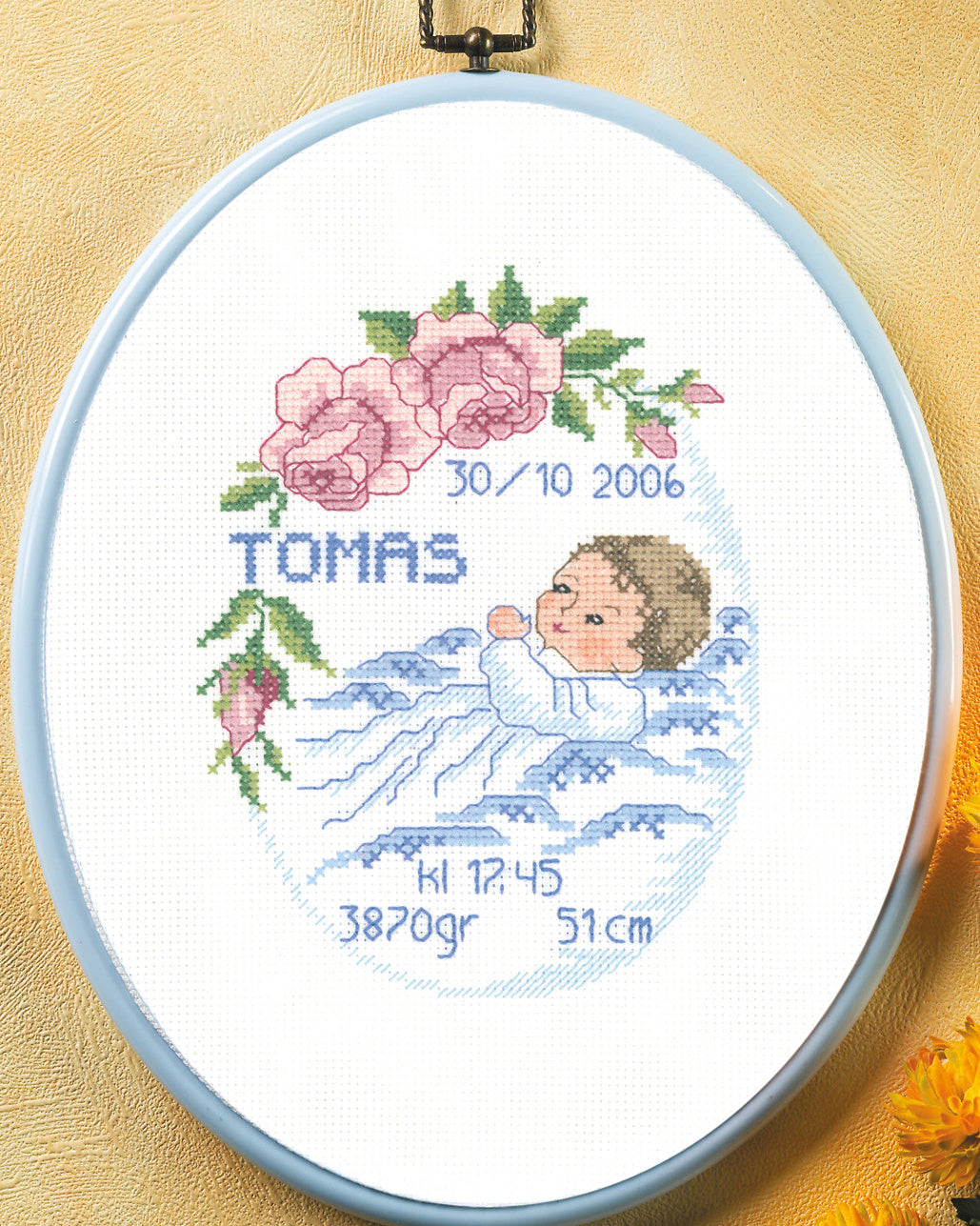 Fødselsbillede sovende dreng – Broderikit (20 x 26 cm) inkl. ramme